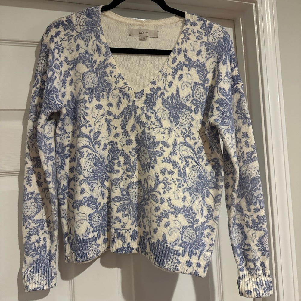 LOFT Women's Cream and Blue V-Neck Sweater